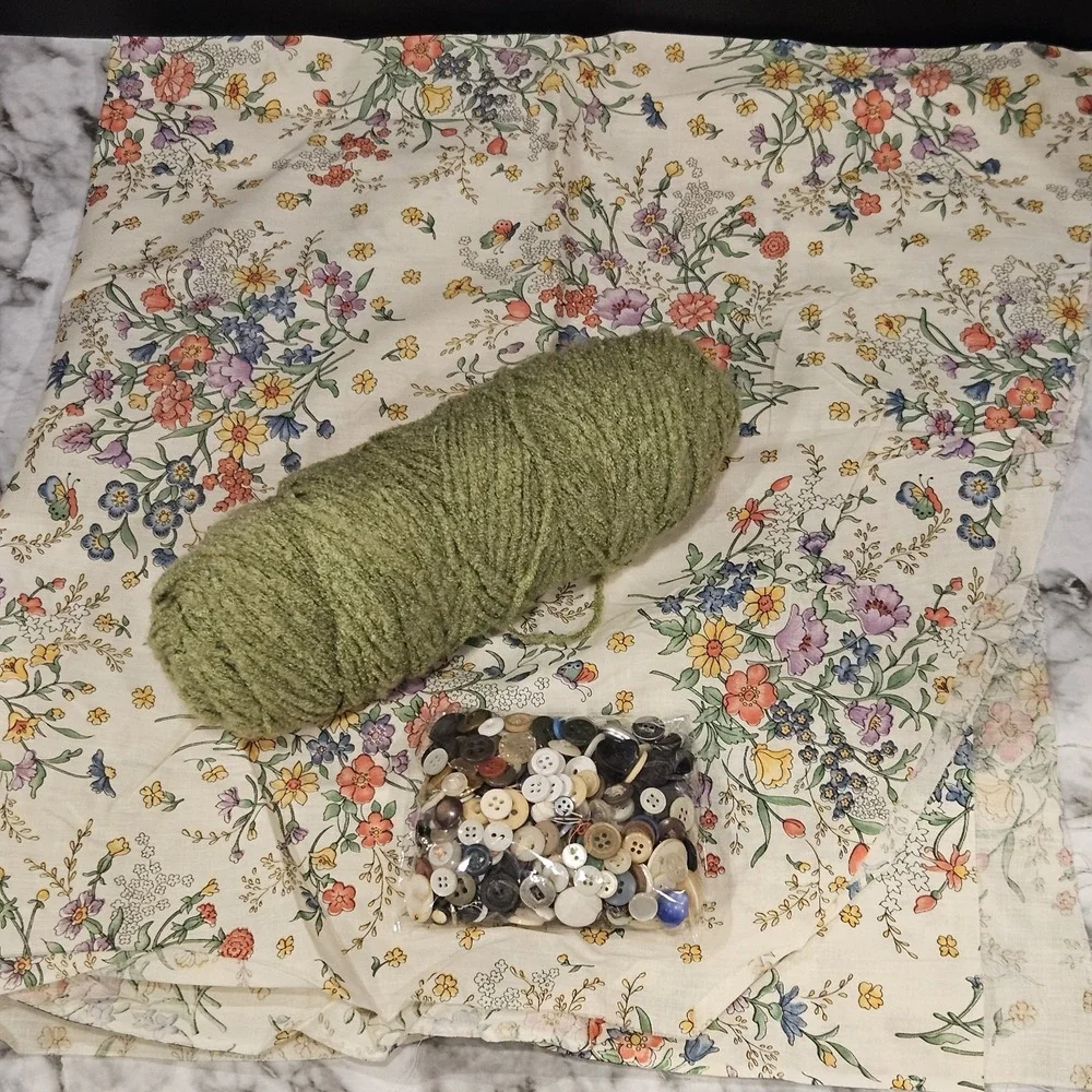 Vintage Craft Supply Lot Fabric Swatch Yarn‎ Skein Mixed Buttons DIY
